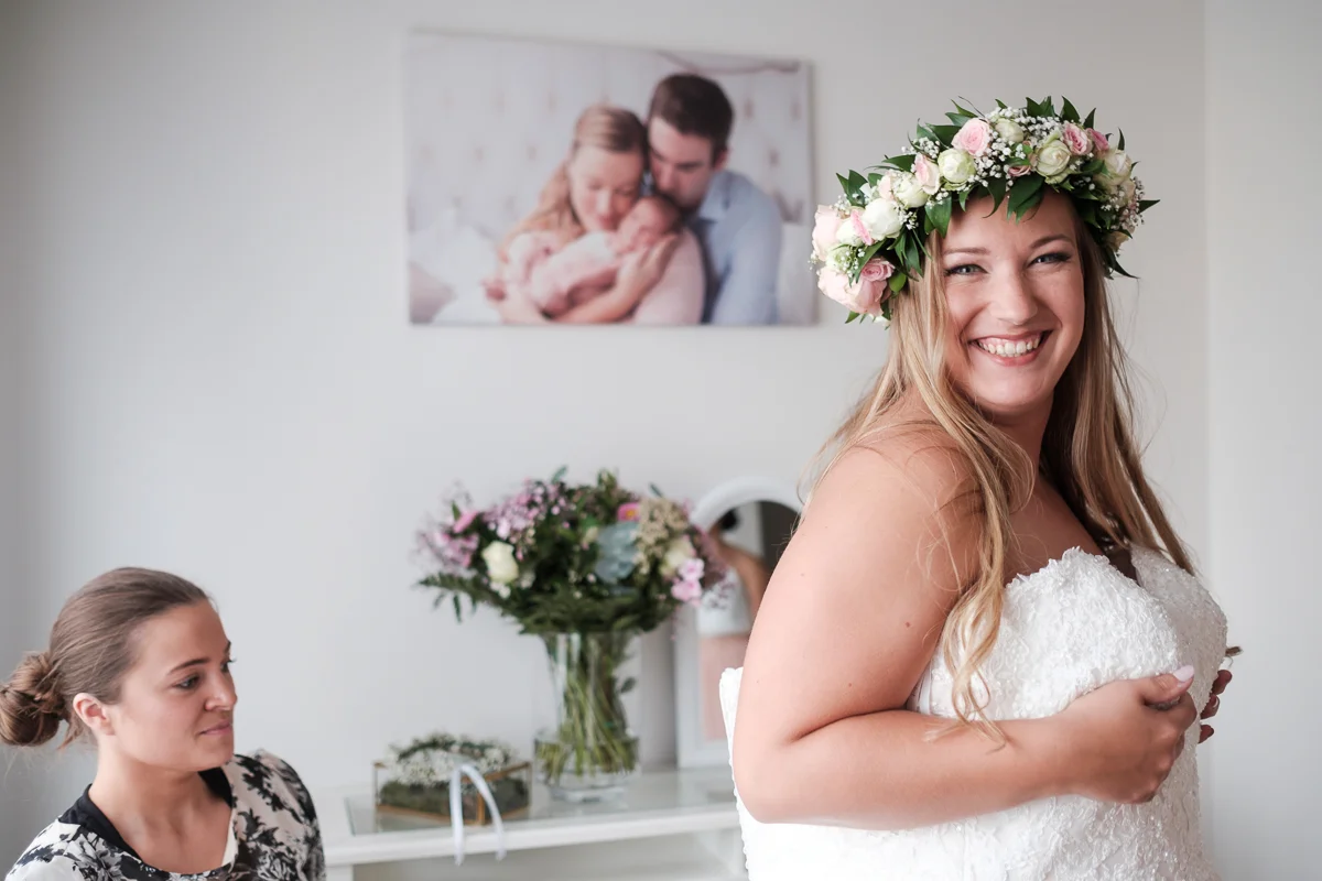 Etsy-gram-e-licious! Dat was het huwelijk van Chiara en Tim. Van de bloemenkroontjes tot de ceremonie met de voetjes in het zand. Van de matching outfits van de suite tot de Gin-en-Tonic bar. Van de immense taart tot confettikanonnen op het strand... Chiara en Tim hebben hun handen vol gehad aan het in elkaar knutselen van hun grote dag. Wij keken onze ogen uit.
