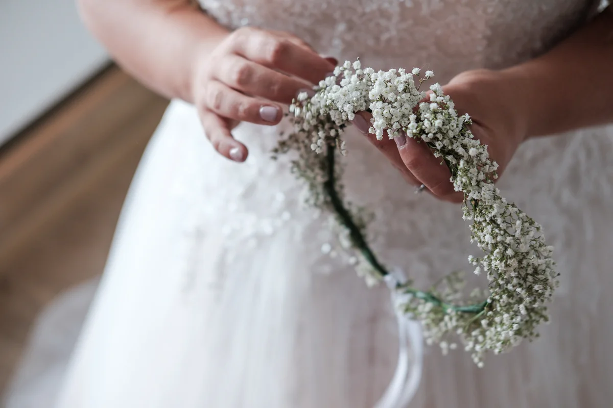 Etsy-gram-e-licious! Dat was het huwelijk van Chiara en Tim. Van de bloemenkroontjes tot de ceremonie met de voetjes in het zand. Van de matching outfits van de suite tot de Gin-en-Tonic bar. Van de immense taart tot confettikanonnen op het strand... Chiara en Tim hebben hun handen vol gehad aan het in elkaar knutselen van hun grote dag. Wij keken onze ogen uit.