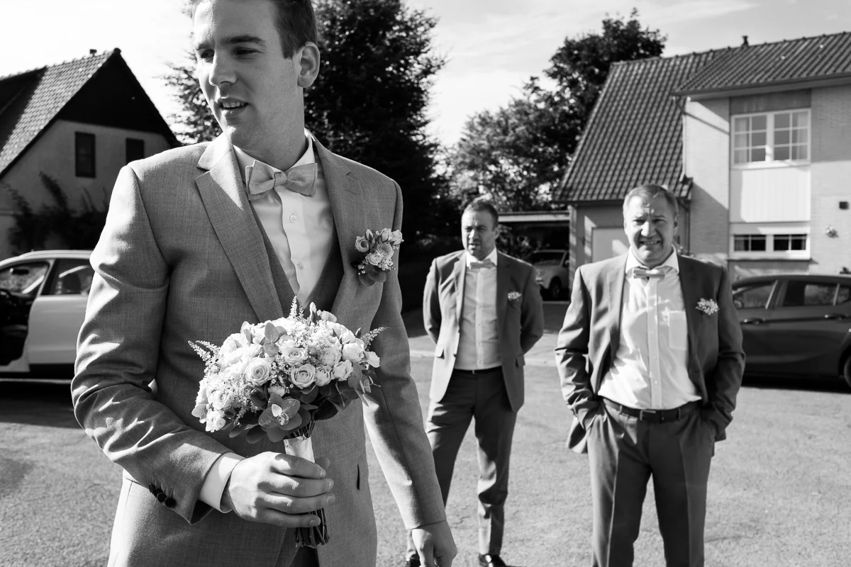 Etsy-gram-e-licious! Dat was het huwelijk van Chiara en Tim. Van de bloemenkroontjes tot de ceremonie met de voetjes in het zand. Van de matching outfits van de suite tot de Gin-en-Tonic bar. Van de immense taart tot confettikanonnen op het strand... Chiara en Tim hebben hun handen vol gehad aan het in elkaar knutselen van hun grote dag. Wij keken onze ogen uit.