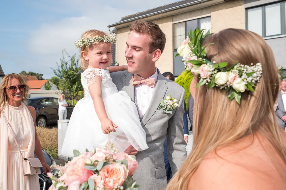 Etsy-gram-e-licious! Dat was het huwelijk van Chiara en Tim. Van de bloemenkroontjes tot de ceremonie met de voetjes in het zand. Van de matching outfits van de suite tot de Gin-en-Tonic bar. Van de immense taart tot confettikanonnen op het strand... Chiara en Tim hebben hun handen vol gehad aan het in elkaar knutselen van hun grote dag. Wij keken onze ogen uit.