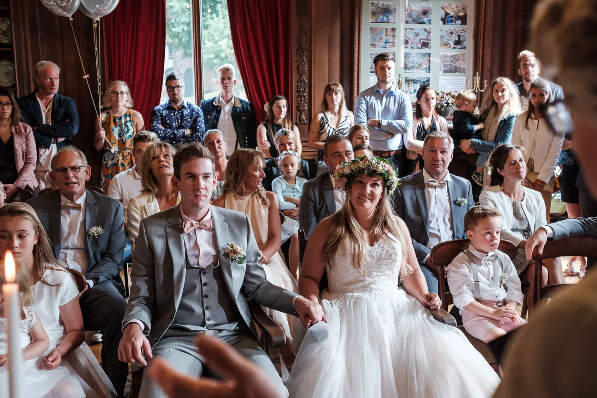 Etsy-gram-e-licious! Dat was het huwelijk van Chiara en Tim. Van de bloemenkroontjes tot de ceremonie met de voetjes in het zand. Van de matching outfits van de suite tot de Gin-en-Tonic bar. Van de immense taart tot confettikanonnen op het strand... Chiara en Tim hebben hun handen vol gehad aan het in elkaar knutselen van hun grote dag. Wij keken onze ogen uit.