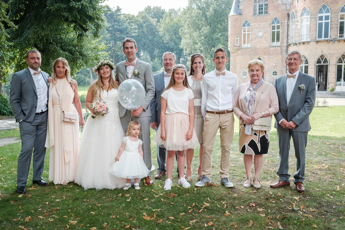 Etsy-gram-e-licious! Dat was het huwelijk van Chiara en Tim. Van de bloemenkroontjes tot de ceremonie met de voetjes in het zand. Van de matching outfits van de suite tot de Gin-en-Tonic bar. Van de immense taart tot confettikanonnen op het strand... Chiara en Tim hebben hun handen vol gehad aan het in elkaar knutselen van hun grote dag. Wij keken onze ogen uit.