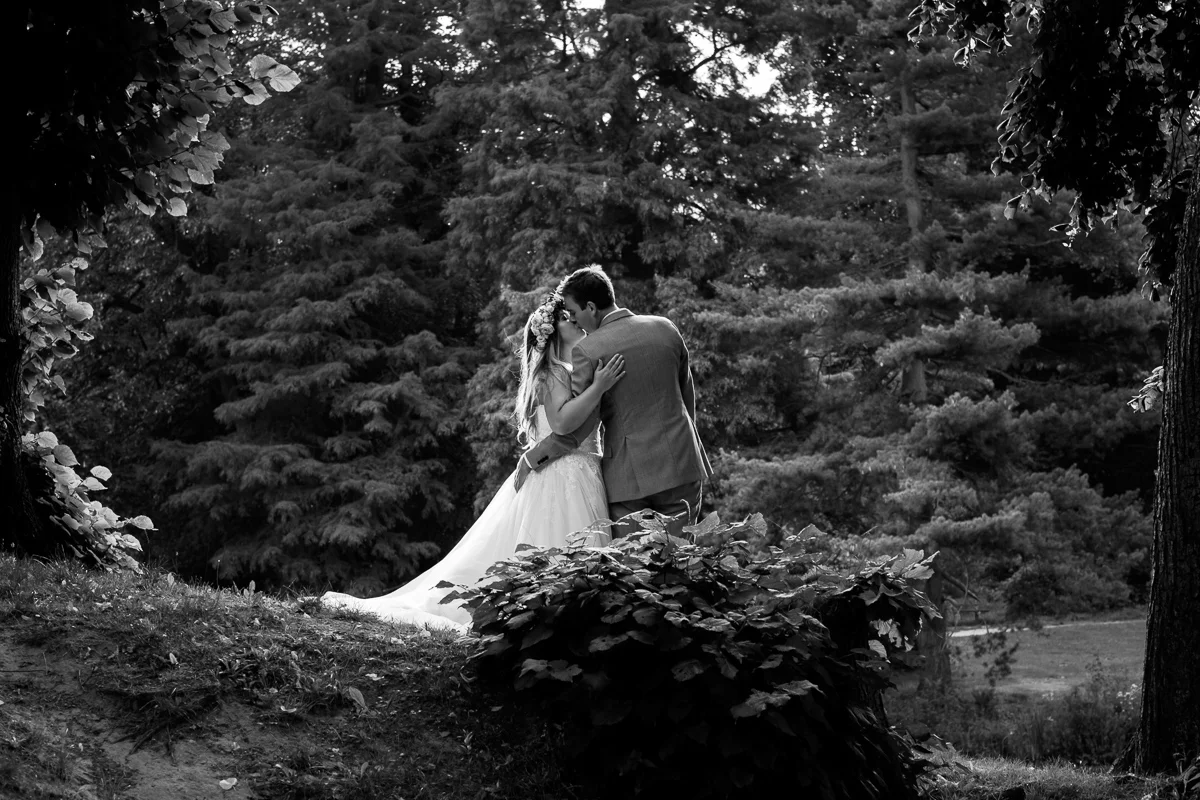 Etsy-gram-e-licious! Dat was het huwelijk van Chiara en Tim. Van de bloemenkroontjes tot de ceremonie met de voetjes in het zand. Van de matching outfits van de suite tot de Gin-en-Tonic bar. Van de immense taart tot confettikanonnen op het strand... Chiara en Tim hebben hun handen vol gehad aan het in elkaar knutselen van hun grote dag. Wij keken onze ogen uit.