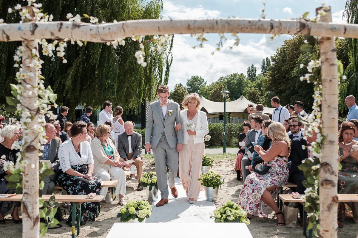 Etsy-gram-e-licious! Dat was het huwelijk van Chiara en Tim. Van de bloemenkroontjes tot de ceremonie met de voetjes in het zand. Van de matching outfits van de suite tot de Gin-en-Tonic bar. Van de immense taart tot confettikanonnen op het strand... Chiara en Tim hebben hun handen vol gehad aan het in elkaar knutselen van hun grote dag. Wij keken onze ogen uit.