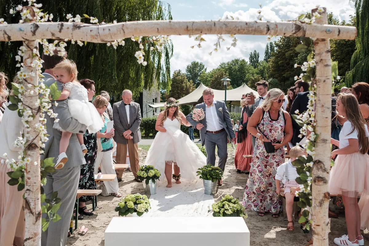 Etsy-gram-e-licious! Dat was het huwelijk van Chiara en Tim. Van de bloemenkroontjes tot de ceremonie met de voetjes in het zand. Van de matching outfits van de suite tot de Gin-en-Tonic bar. Van de immense taart tot confettikanonnen op het strand... Chiara en Tim hebben hun handen vol gehad aan het in elkaar knutselen van hun grote dag. Wij keken onze ogen uit.