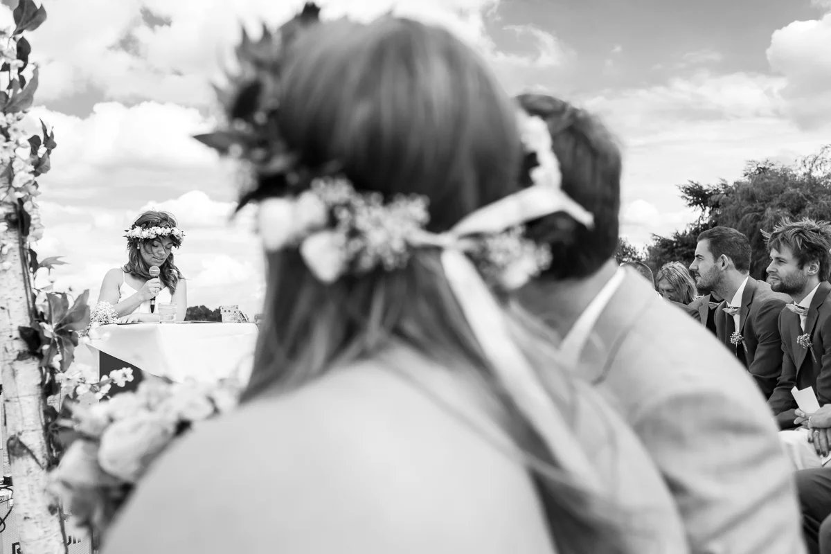 Etsy-gram-e-licious! Dat was het huwelijk van Chiara en Tim. Van de bloemenkroontjes tot de ceremonie met de voetjes in het zand. Van de matching outfits van de suite tot de Gin-en-Tonic bar. Van de immense taart tot confettikanonnen op het strand... Chiara en Tim hebben hun handen vol gehad aan het in elkaar knutselen van hun grote dag. Wij keken onze ogen uit.