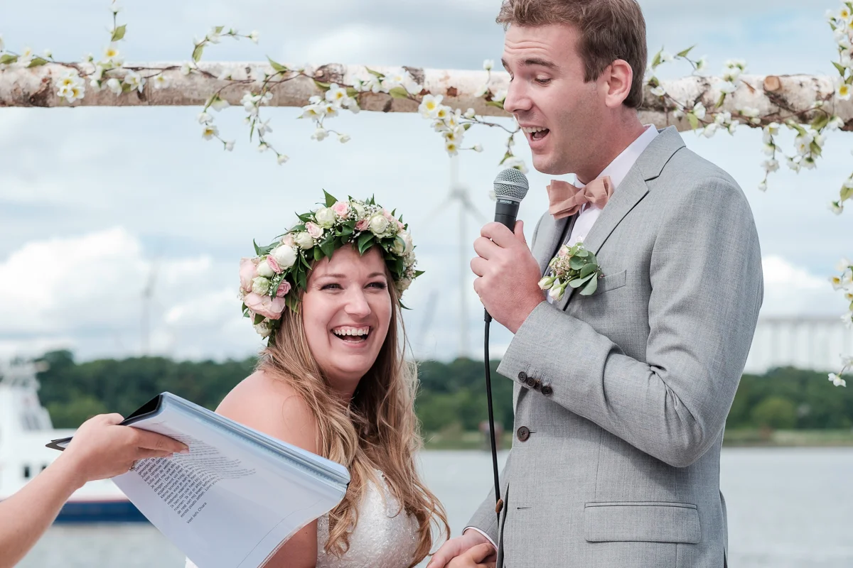 Etsy-gram-e-licious! Dat was het huwelijk van Chiara en Tim. Van de bloemenkroontjes tot de ceremonie met de voetjes in het zand. Van de matching outfits van de suite tot de Gin-en-Tonic bar. Van de immense taart tot confettikanonnen op het strand... Chiara en Tim hebben hun handen vol gehad aan het in elkaar knutselen van hun grote dag. Wij keken onze ogen uit.