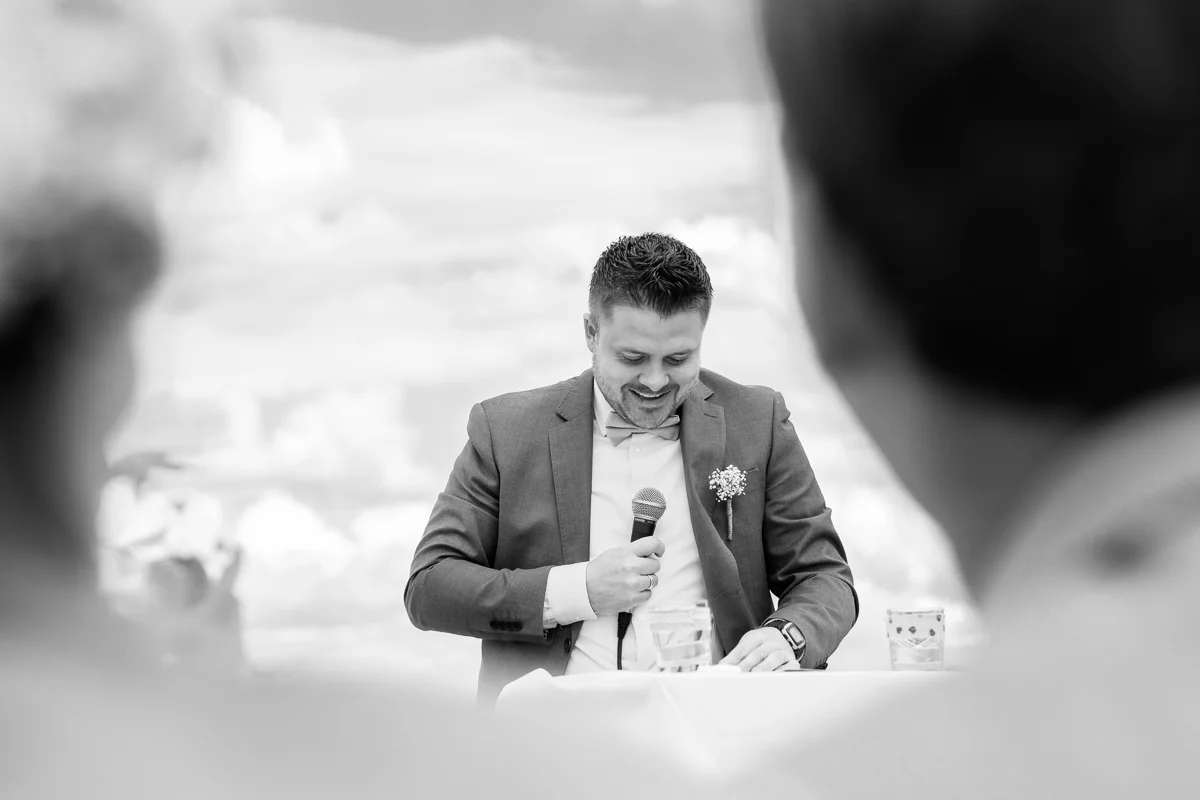 Etsy-gram-e-licious! Dat was het huwelijk van Chiara en Tim. Van de bloemenkroontjes tot de ceremonie met de voetjes in het zand. Van de matching outfits van de suite tot de Gin-en-Tonic bar. Van de immense taart tot confettikanonnen op het strand... Chiara en Tim hebben hun handen vol gehad aan het in elkaar knutselen van hun grote dag. Wij keken onze ogen uit.