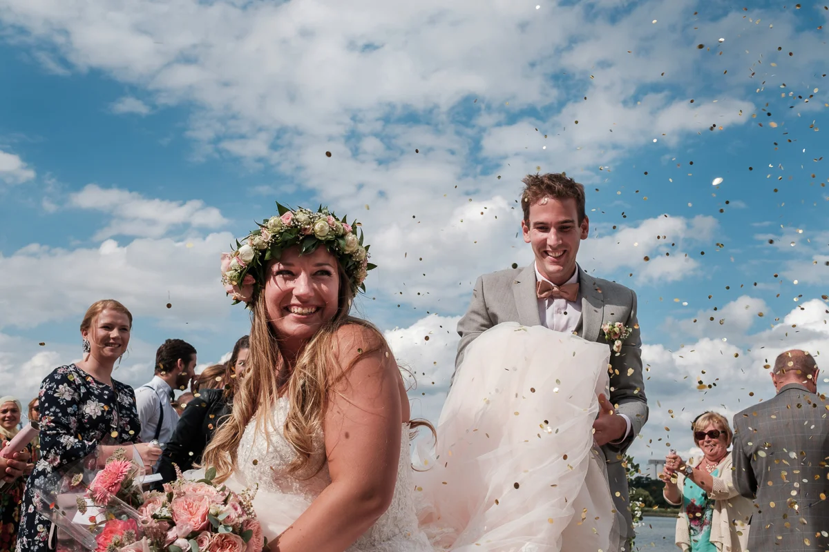 Etsy-gram-e-licious! Dat was het huwelijk van Chiara en Tim. Van de bloemenkroontjes tot de ceremonie met de voetjes in het zand. Van de matching outfits van de suite tot de Gin-en-Tonic bar. Van de immense taart tot confettikanonnen op het strand... Chiara en Tim hebben hun handen vol gehad aan het in elkaar knutselen van hun grote dag. Wij keken onze ogen uit.