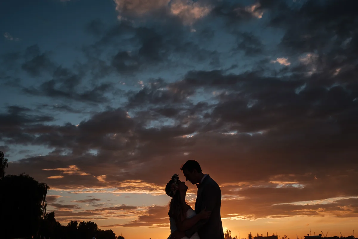 Etsy-gram-e-licious! Dat was het huwelijk van Chiara en Tim. Van de bloemenkroontjes tot de ceremonie met de voetjes in het zand. Van de matching outfits van de suite tot de Gin-en-Tonic bar. Van de immense taart tot confettikanonnen op het strand... Chiara en Tim hebben hun handen vol gehad aan het in elkaar knutselen van hun grote dag. Wij keken onze ogen uit.