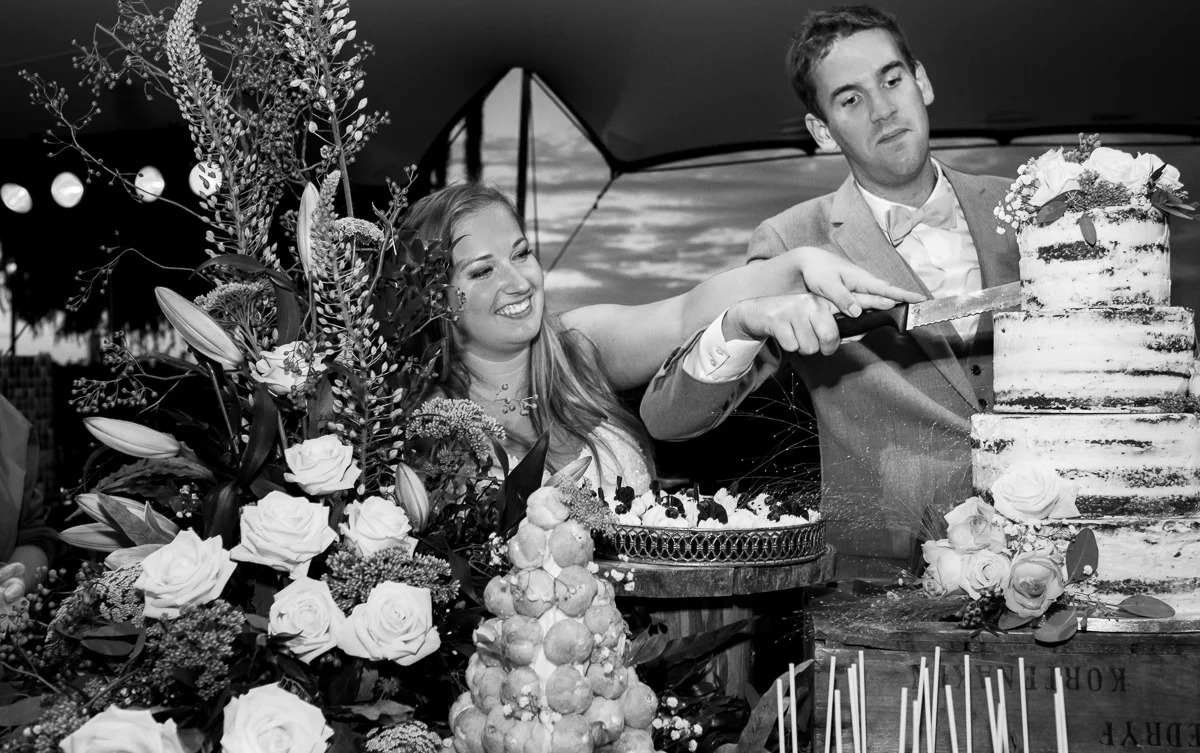 Etsy-gram-e-licious! Dat was het huwelijk van Chiara en Tim. Van de bloemenkroontjes tot de ceremonie met de voetjes in het zand. Van de matching outfits van de suite tot de Gin-en-Tonic bar. Van de immense taart tot confettikanonnen op het strand... Chiara en Tim hebben hun handen vol gehad aan het in elkaar knutselen van hun grote dag. Wij keken onze ogen uit.