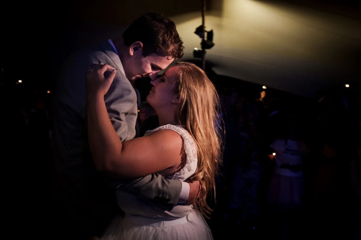 Etsy-gram-e-licious! Dat was het huwelijk van Chiara en Tim. Van de bloemenkroontjes tot de ceremonie met de voetjes in het zand. Van de matching outfits van de suite tot de Gin-en-Tonic bar. Van de immense taart tot confettikanonnen op het strand... Chiara en Tim hebben hun handen vol gehad aan het in elkaar knutselen van hun grote dag. Wij keken onze ogen uit.