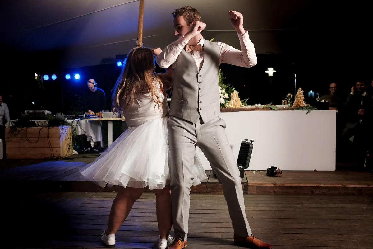 Etsy-gram-e-licious! Dat was het huwelijk van Chiara en Tim. Van de bloemenkroontjes tot de ceremonie met de voetjes in het zand. Van de matching outfits van de suite tot de Gin-en-Tonic bar. Van de immense taart tot confettikanonnen op het strand... Chiara en Tim hebben hun handen vol gehad aan het in elkaar knutselen van hun grote dag. Wij keken onze ogen uit.