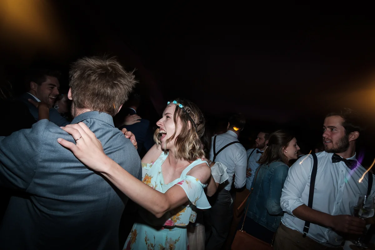 Etsy-gram-e-licious! Dat was het huwelijk van Chiara en Tim. Van de bloemenkroontjes tot de ceremonie met de voetjes in het zand. Van de matching outfits van de suite tot de Gin-en-Tonic bar. Van de immense taart tot confettikanonnen op het strand... Chiara en Tim hebben hun handen vol gehad aan het in elkaar knutselen van hun grote dag. Wij keken onze ogen uit.