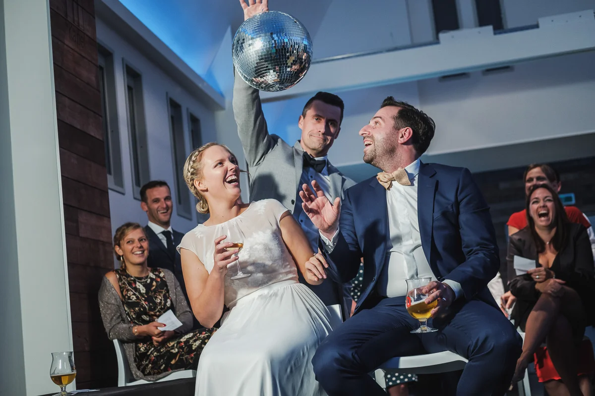 Sofie en Steven planden hun huwelijksdag helemaal zoals ze dat zelf wilden. Geen propvolle dag met drie receptie en een avondfeest waar je zelfs niet alle gasten kan praten, maar een gemoedelijke dag met tijd voor elkaar. Na het gemeentehuis van Willebroek gingen we voor de fotoshoot naar het Broek. Daarna ging het richting Muizen, naar feestzaal De Kapel voor een gezellig diner en een knaller van een dansfeest. Inclusief Mexicaanse foodtruck, en dan wéét je dat het goed zit.