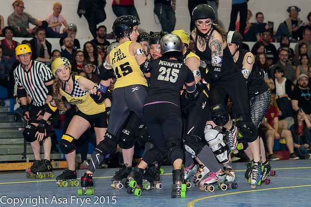 Although both teams had a mix of veteran and new skaters, the Queens of Pain flew past the Bronx Gridlock on the scoreboard. Photo by Asa Frye.