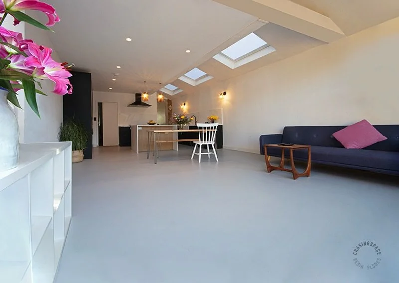 A Classic PU Resin Floor seamlessly connects the kitchen and lounge, blending style with practicality in Wimbledon. 

https://www.chasingspace.co.uk/ 

📞 020 8265 2855 📱 07799 673383 

#chasingspace_floors #KitchenFloor #FlooringIdeas #StylishInter