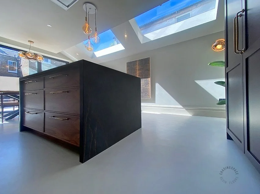 Bask in the sunny ambiance of this bespoke kitchen with a beautiful Mistral blend resin floor with two colours. A durable, and luxurious choice for modern kitchen floors. ✨

Discover more about our poured floors for residential use.

👉 www.chasingsp