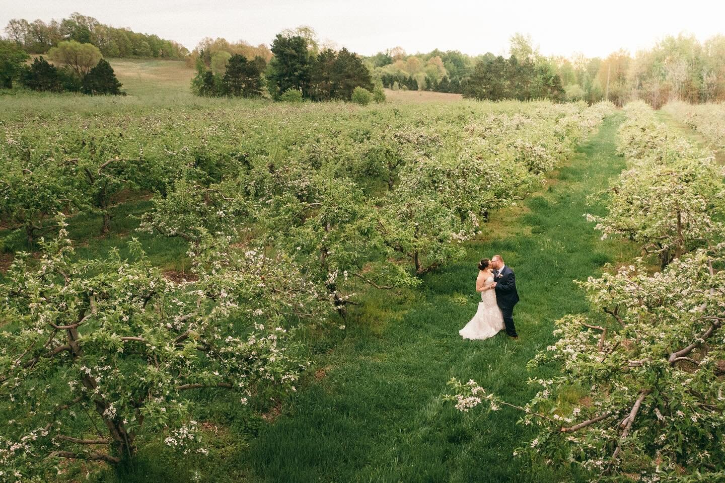 Beautiful day for an outdoor wedding @heritageweddingbarns 

Congratulation Mr and Mrs Lambrix!