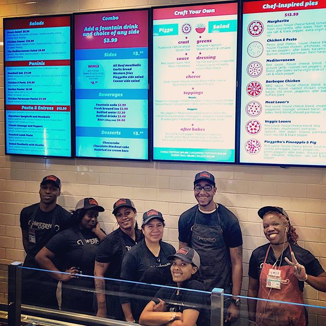 Come by our @horseshoebmore location to let these smiling faces make the perfect pie for you. ❤️ our crew! 
#employeeappreciation #pizza #mypie #piezzetta