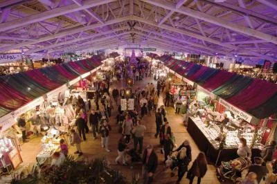 HolidayActivities-InternationalChristmasMarket-60536998.jpg