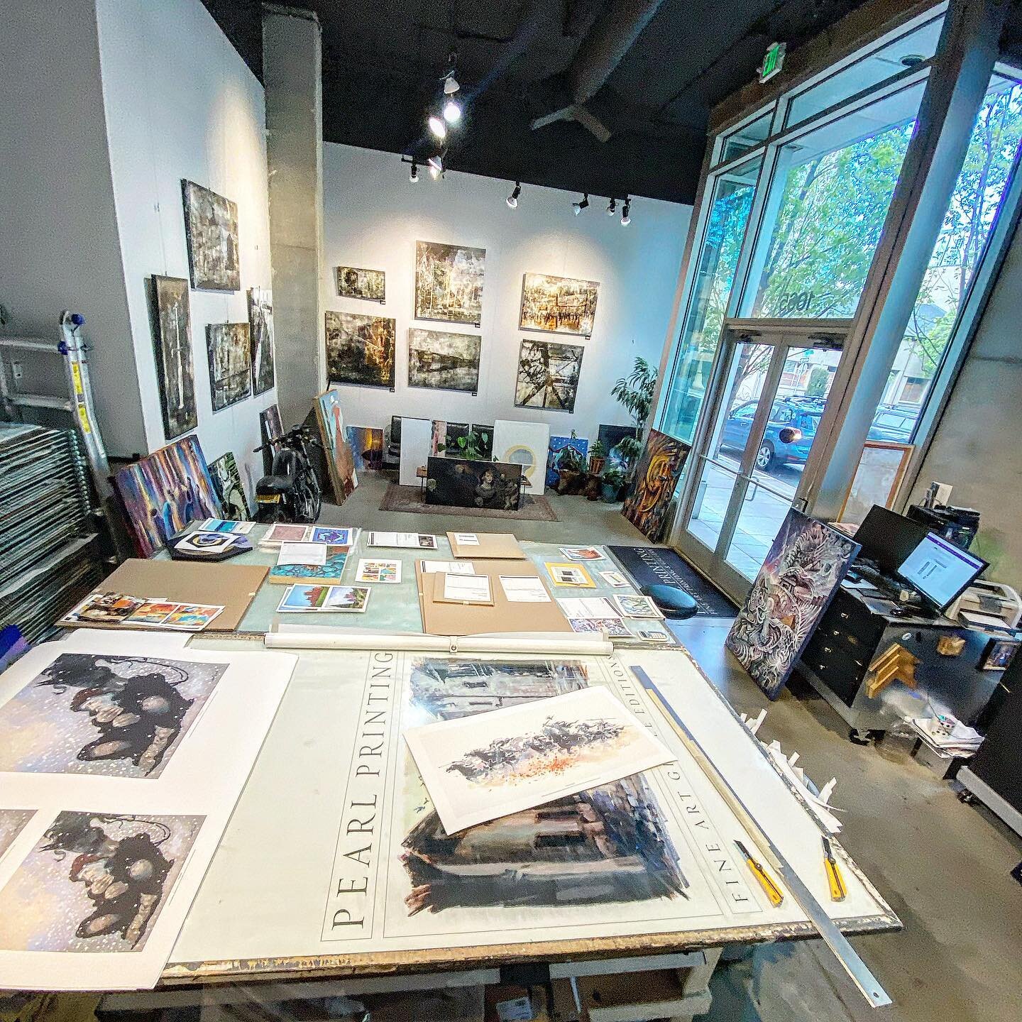 Love having nice weather back.. the large windows here let in so much natural light. Nice having so much artwork in the shop and being surrounded by so much talent. #sunshine #sun #light #sunlight #gallery #fineart #art #printing #prints #pdxart #pdx