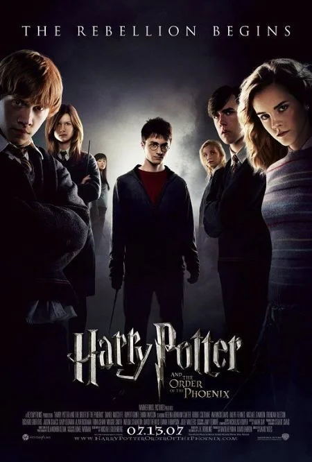 With their warning about Lord Voldemort's return scoffed at, Harry and Dumbledore are targeted by the Wizard authorities as an authoritarian bureaucrat slowly seizes power at Hogwarts.