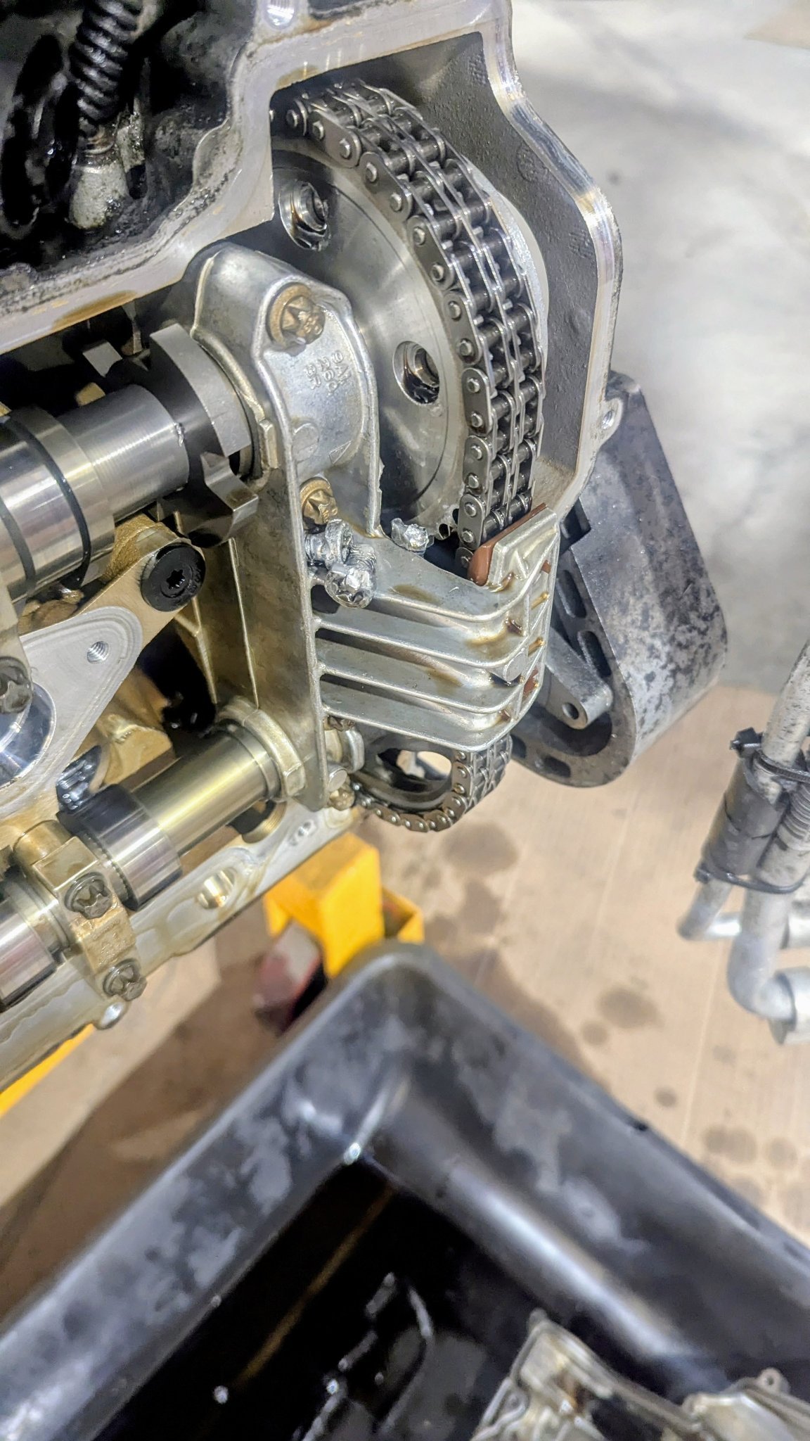 Porsche 9A1 camshaft adjuster with sheared cam bolts