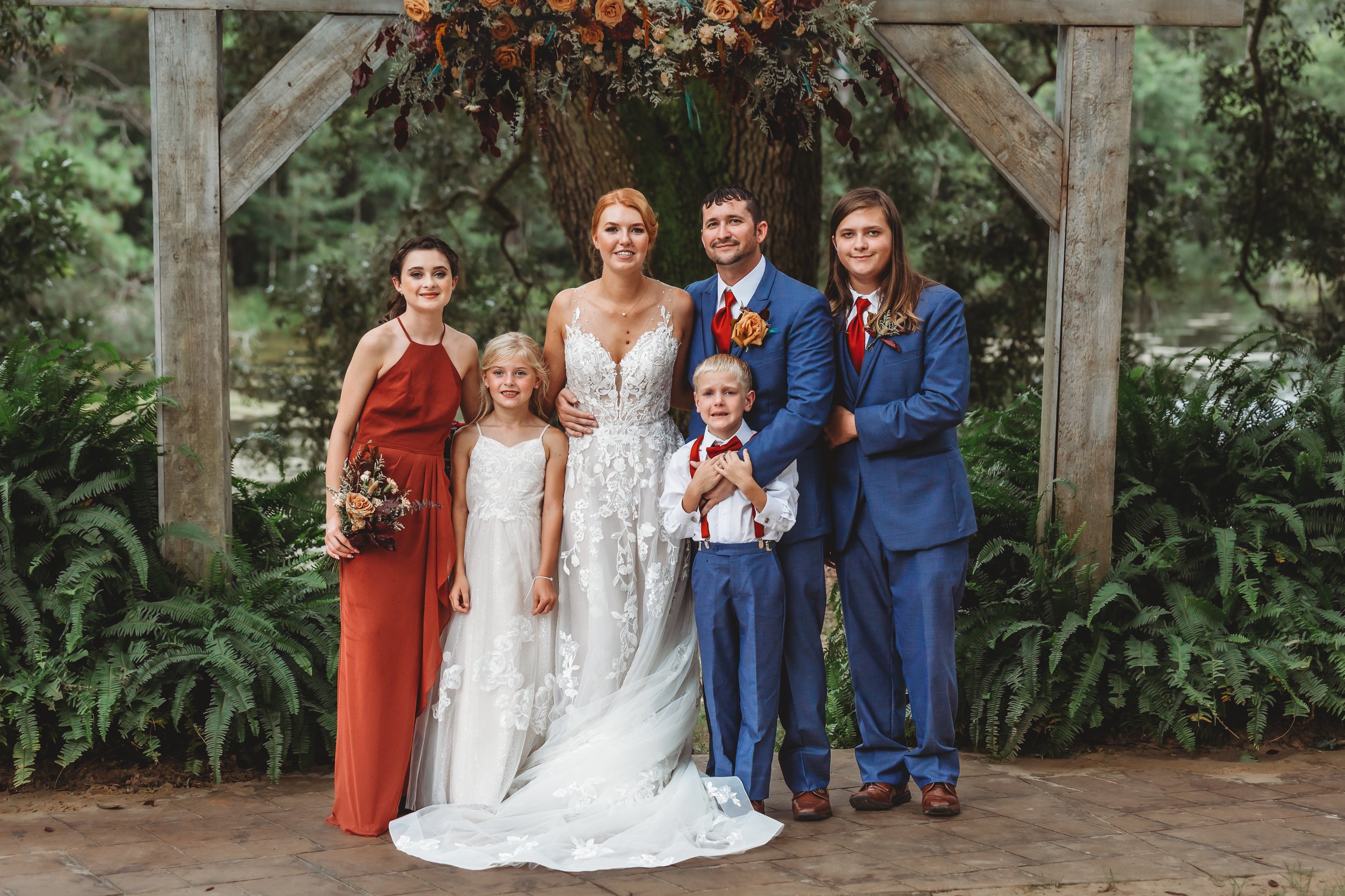 Family wedding pictures at the live oak wedding venue in Pensacola Florida photographed by Jacksonville beach St. Augustine wedding photographer