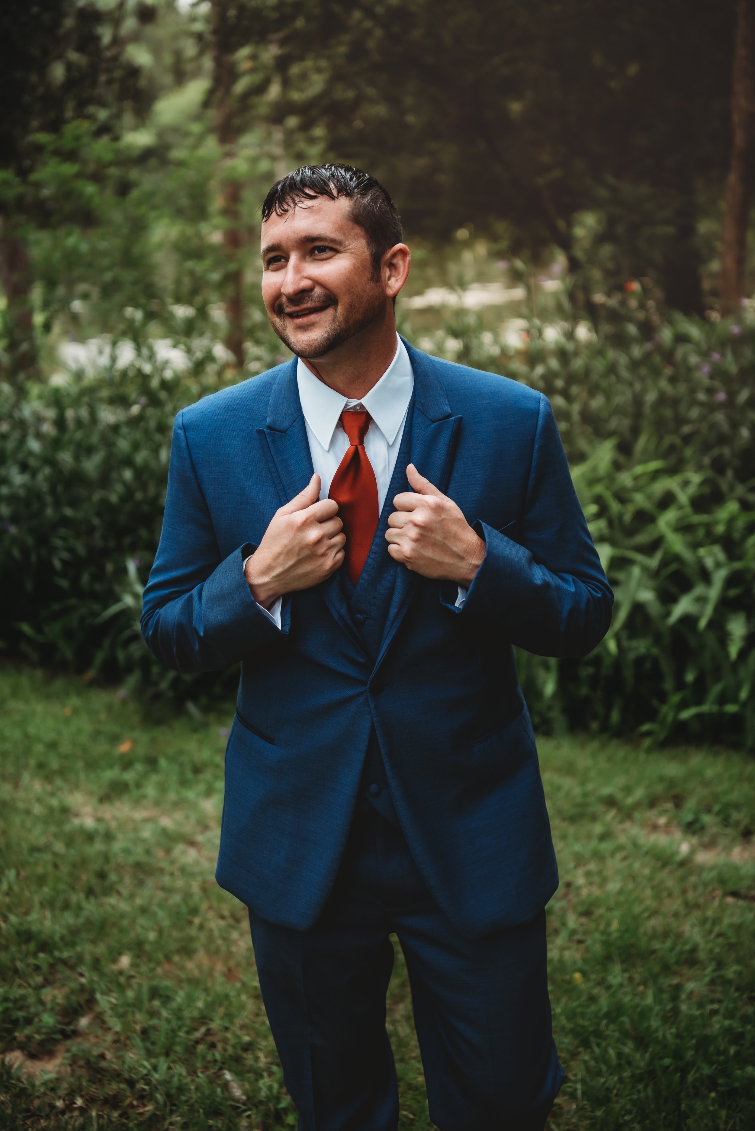 groom wedding pictures at the live oak wedding venue in Pensacola Florida photographed by Jacksonville beach St. Augustine wedding photographer