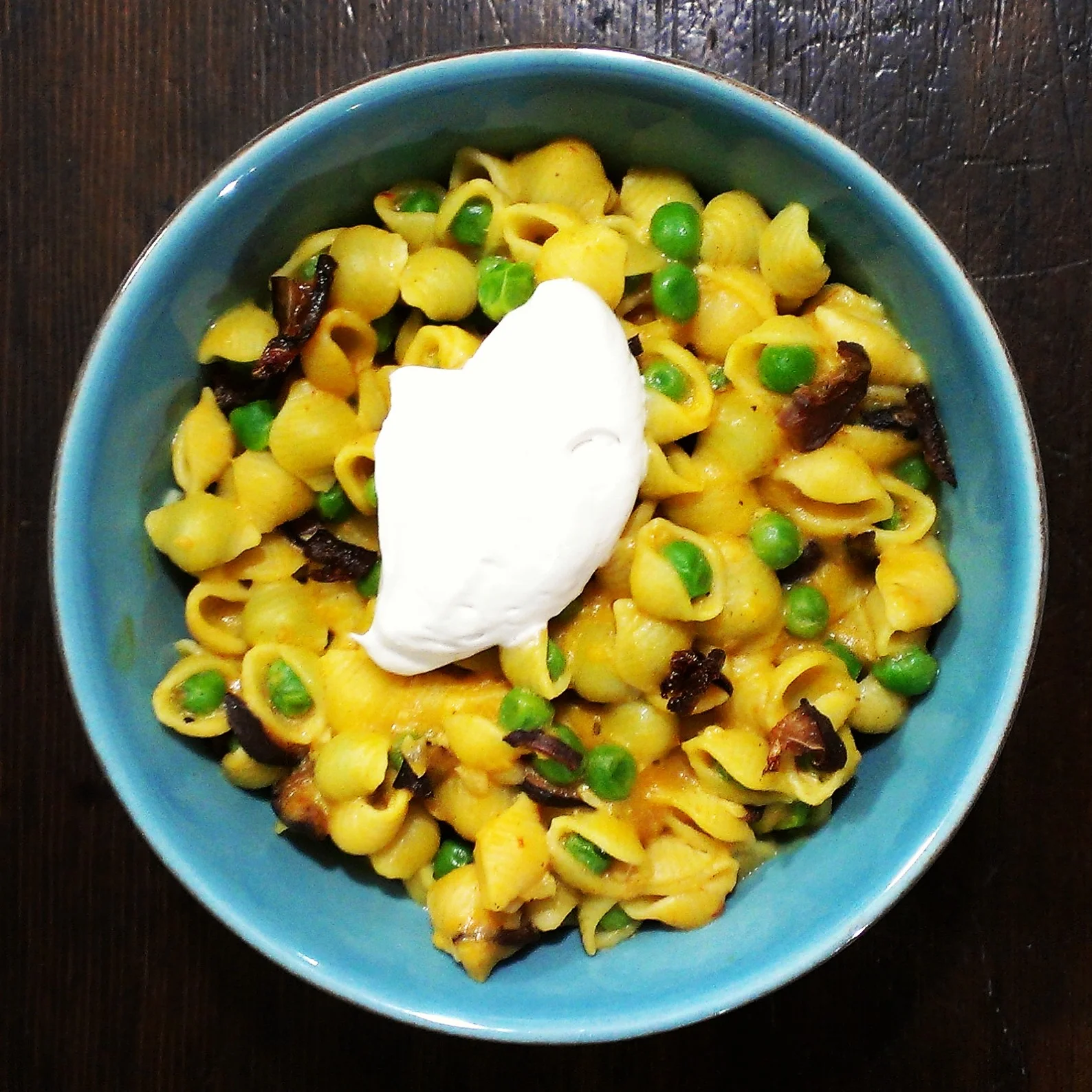 mini shell pasta, creamy shiitake "pancetta" and pea sauce, topped with cashew sour cream. 