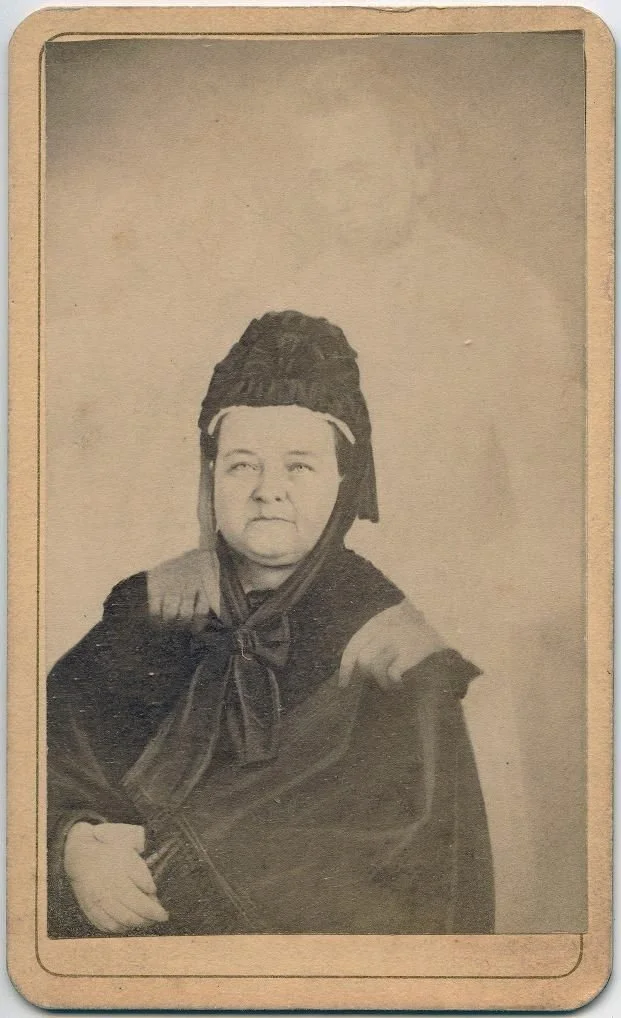 LIFTING THE VEIL: SPIRITUALISM AND MRS. LINCOLN
