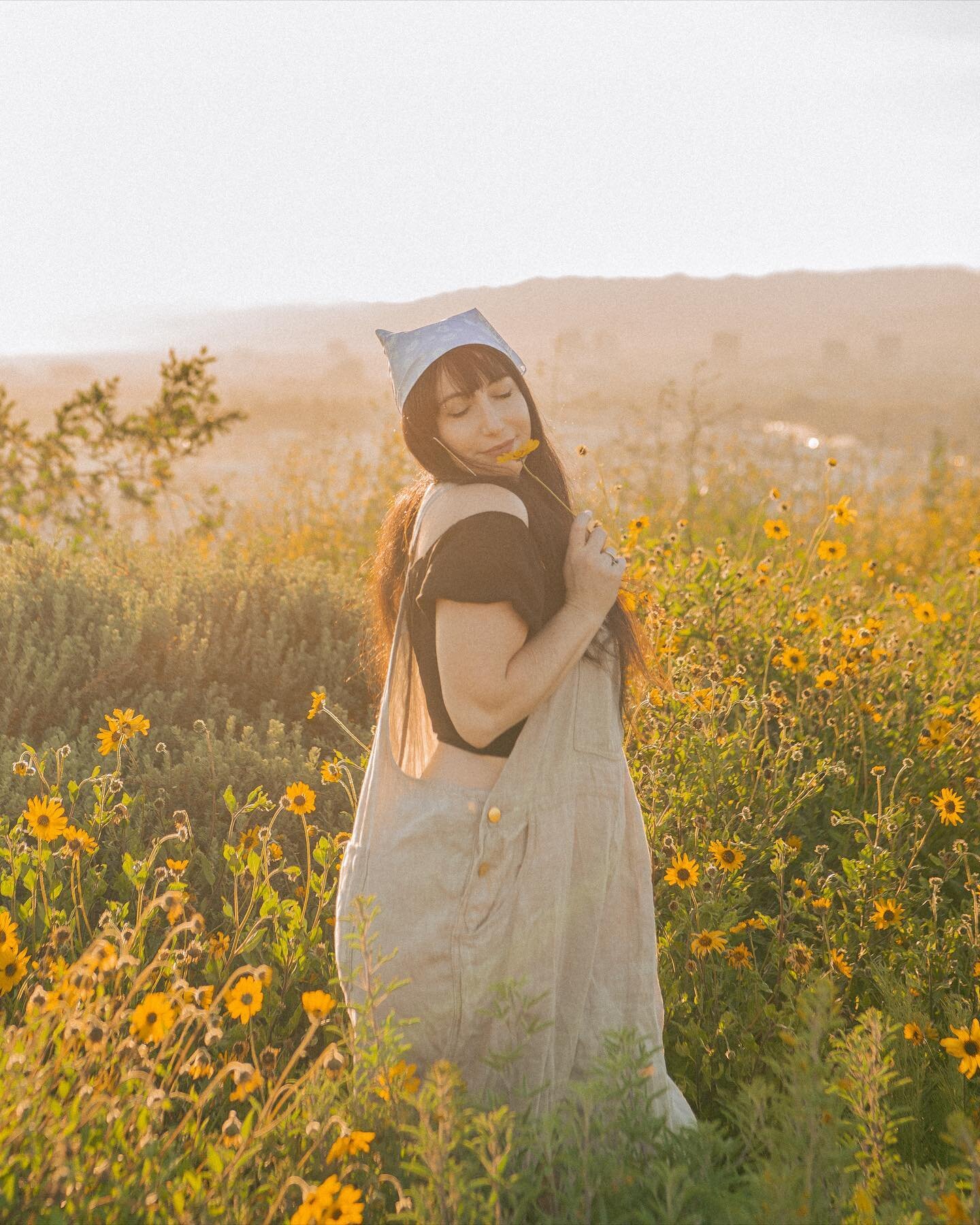 Here&rsquo;s your reminder that california is in full blooooom🌻 go out and capture this beauty before it&rsquo;s gone🥰 here are some photos of the talented  @madisonseide.studio 🫶🏼 photographer and long time friend🌻
&bull;
&bull;
&bull;
#laphoto