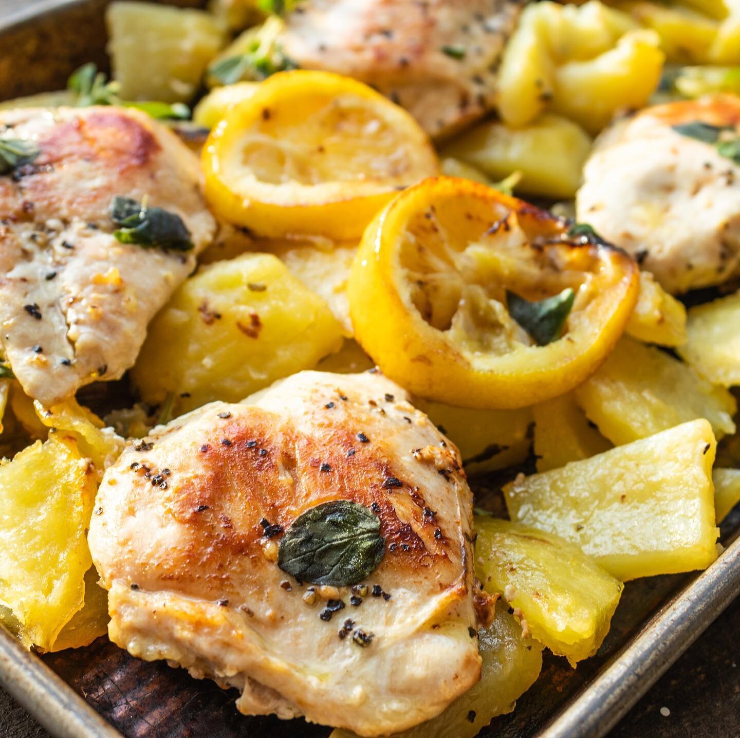 This is a delicious Greek 🇬🇷 inspired recipe from our trip to Santorini when my daughter got married, about 2 1/2 years ago. The Roasted Lemon Potatoes with Seared Chicken is a #lowfodmap and perfectly lemon-y 🍋 dish. 

Find the recipe on my blog-