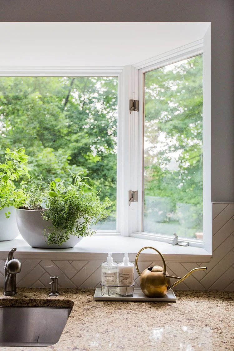 How to Plant & Care for a Kitchen Herb Garden