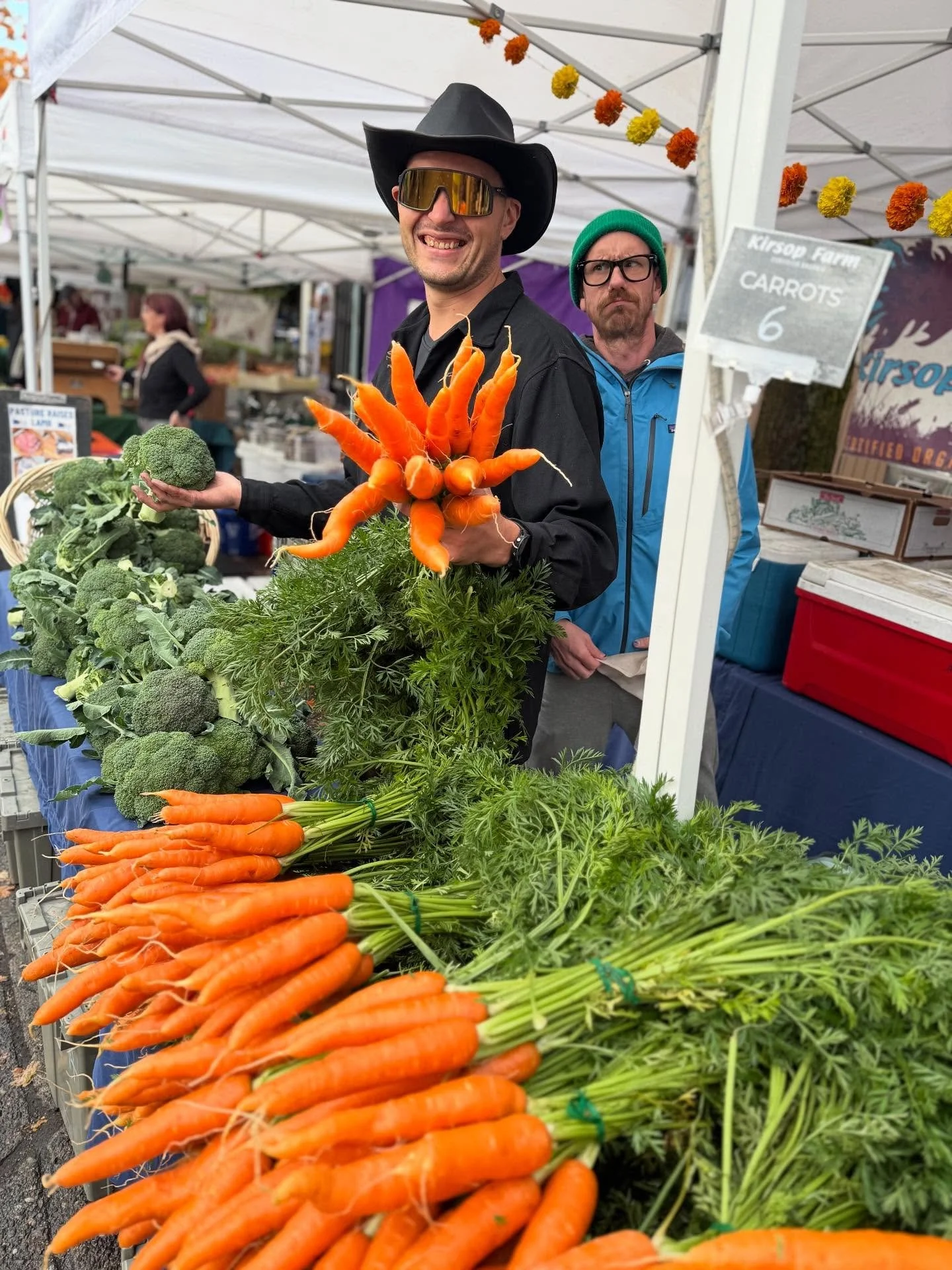 Fall vibes are here and an epic market haul awaits you today at the Ballard Farmers Market!

Throw on that hoodie or bust out those sweaters and come join us from 9AM-2PM!

#ballardfarmersmarket 
#farmersmarket 
#supportlocal 
#shoplocal 
#lnowyourfa
