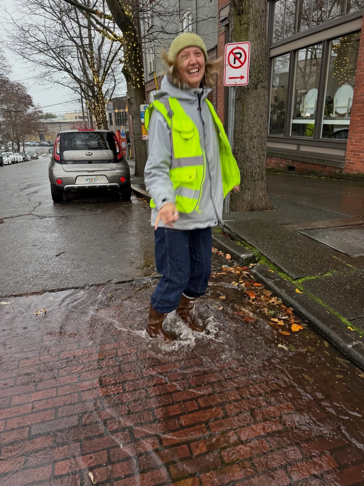 Don&rsquo;t miss your chance join @hthuneee jumping in some epic puddles and get a delicious market haul at the Ballard Farmers Market  today! 

Grab that umbrella, pull on those rain shoes, and we can&rsquo;t wait to see you!

#ballardfarmersmarket 
