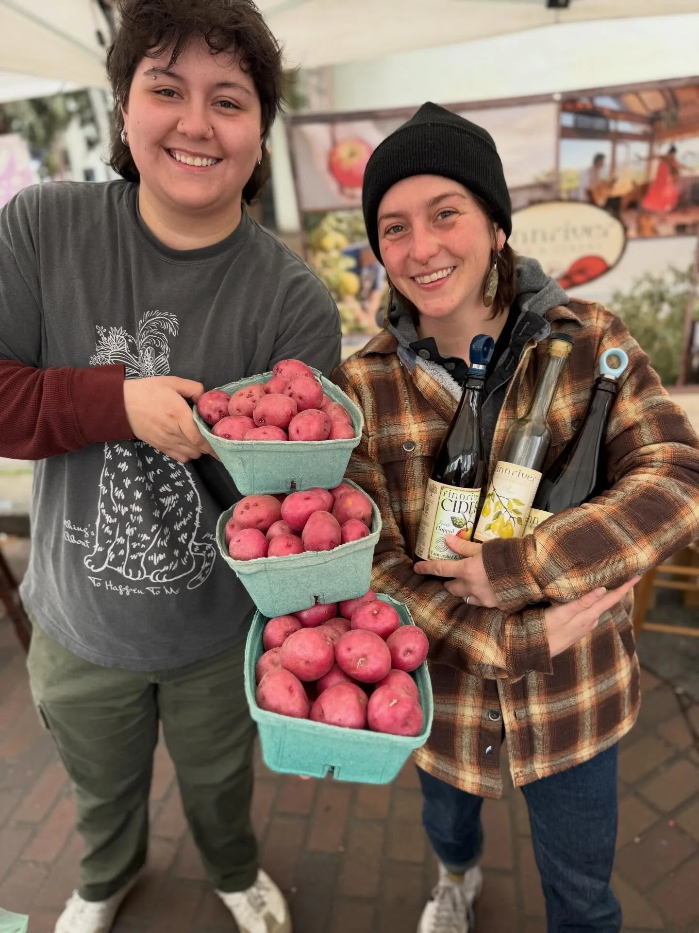 It&rsquo;s Sunday and time to get your weekly market haul at the Ballard Farmers Market! Spring colors are returning and we can&rsquo;t wait to see you!

#ballardfarmersmarket 
#farmersmarket 
#supportlocal 
#seattle 
#ballard