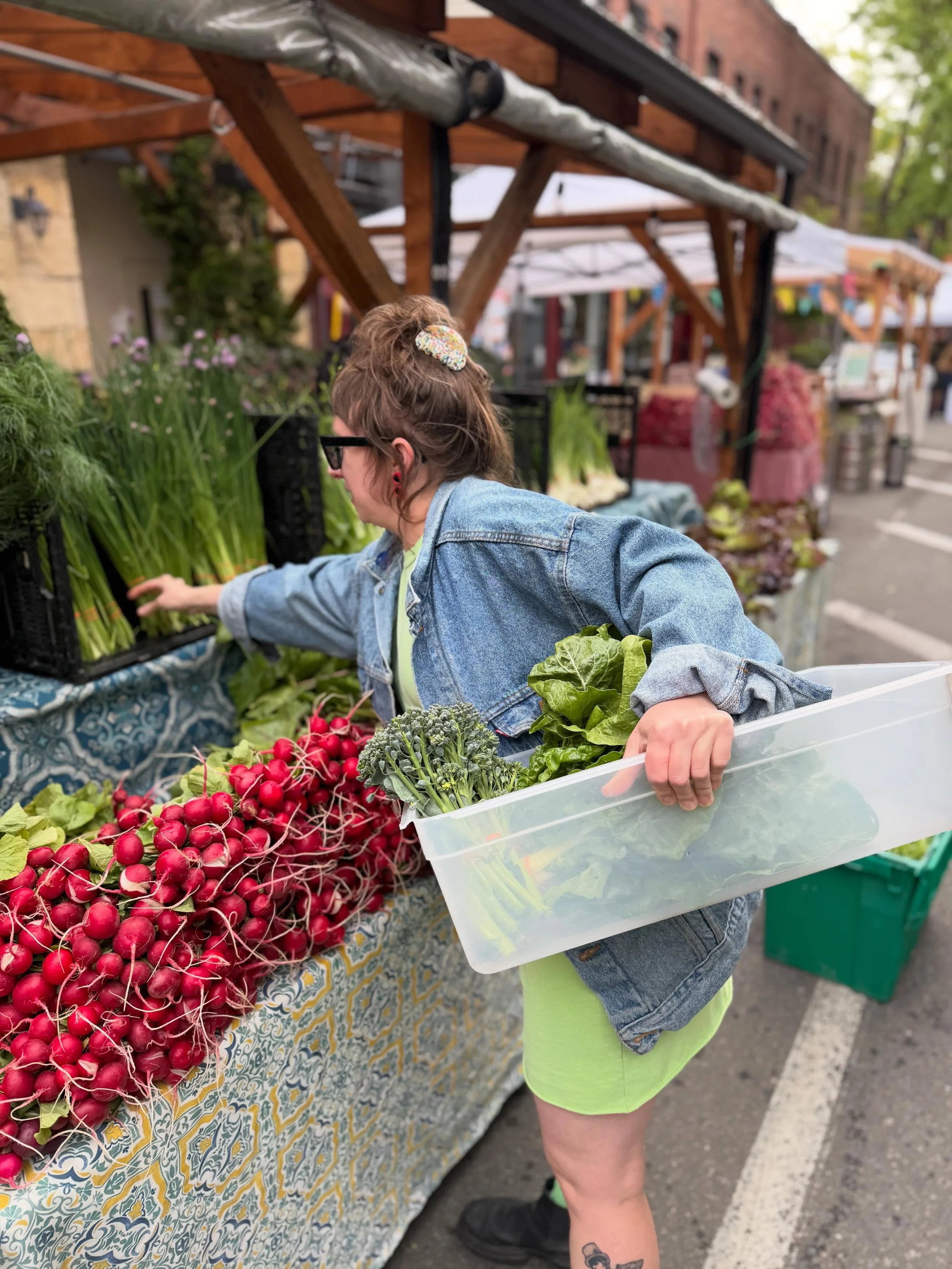 Don&rsquo;t miss out on the @hattieshat super fresh Sunday Farmers Market broccolini, chives and rainbow chard scramble today! Locally sourced directly from @foothillsfarmer this morning. 

Every Sunday they do a different Ballard Farmer&rsquo;s Mark