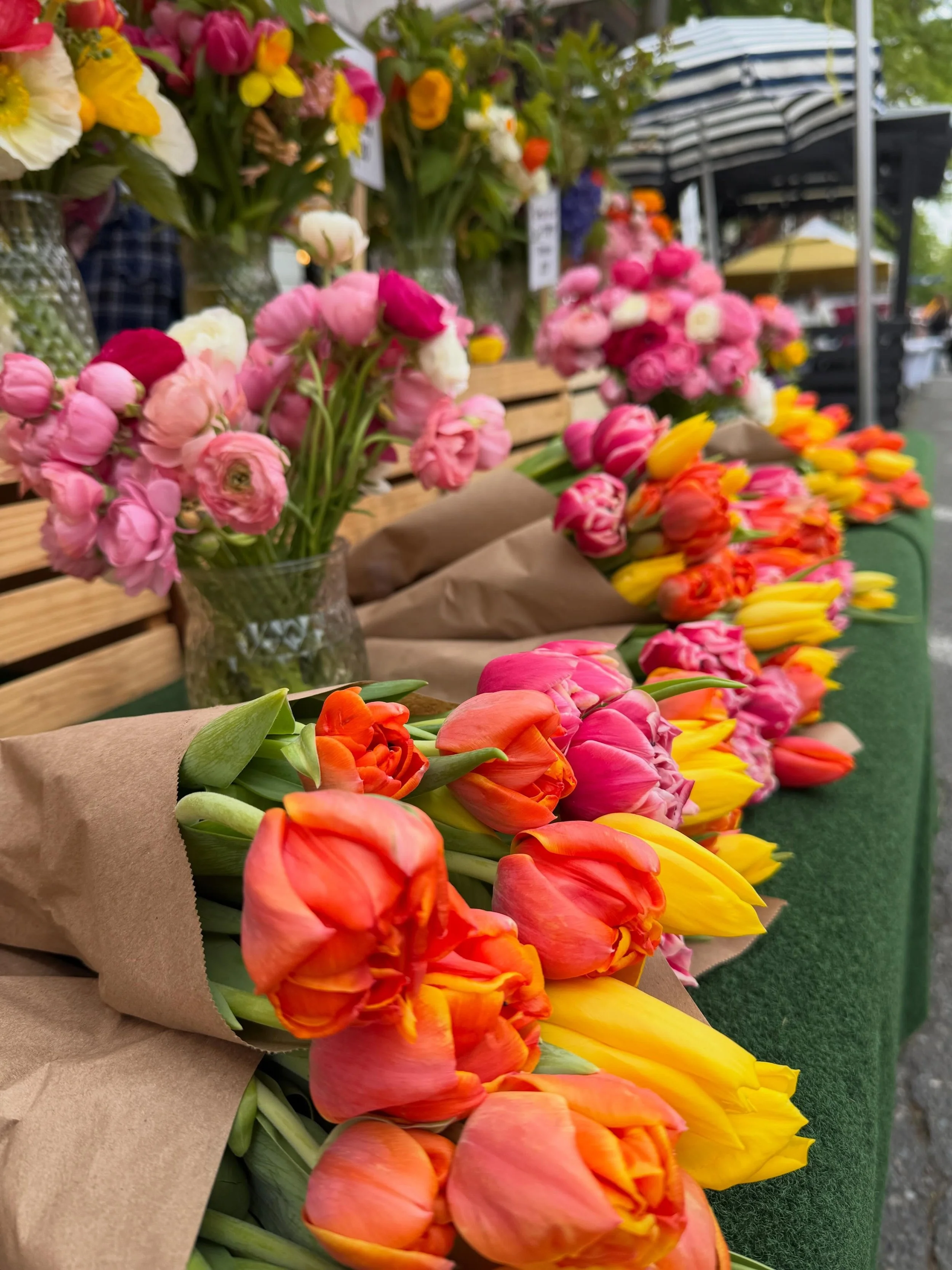 The suns out and the Ballard Farmers Market is in full swing will all the fresh veggies, fruit, hot food, baked goods, and so much more!

Don&rsquo;t miss the @petestoffee blueberry fudge using @sidhufarms blueberry jam!

#ballardfarmersmarket 
#supp