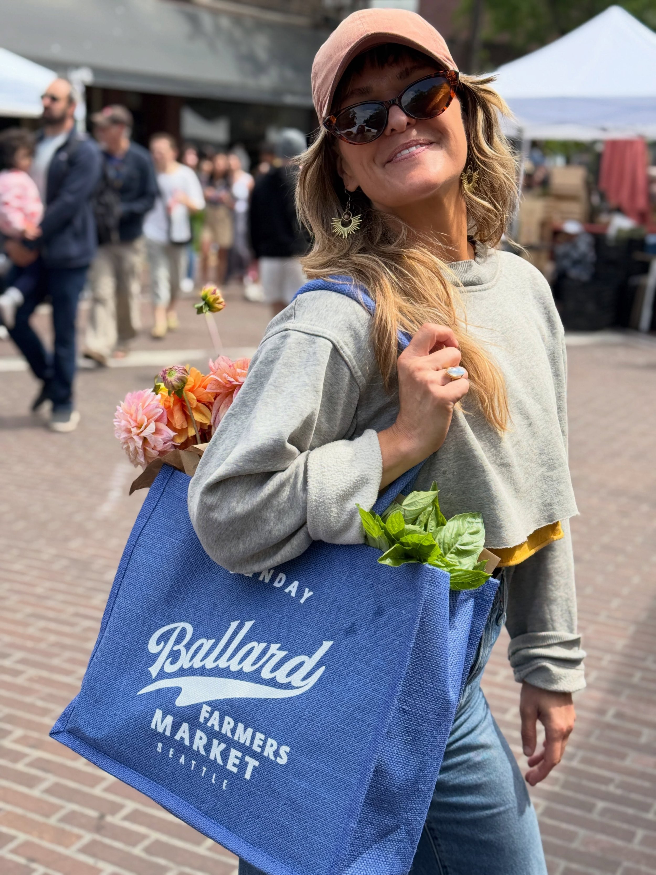 Our very own @kellykube with the #markethaul of the day at the Ballard Farmers Market today. Who will it be next week? Only time will tell.

#ballardfarmersmarket 
#supportlocal 
#markethaul