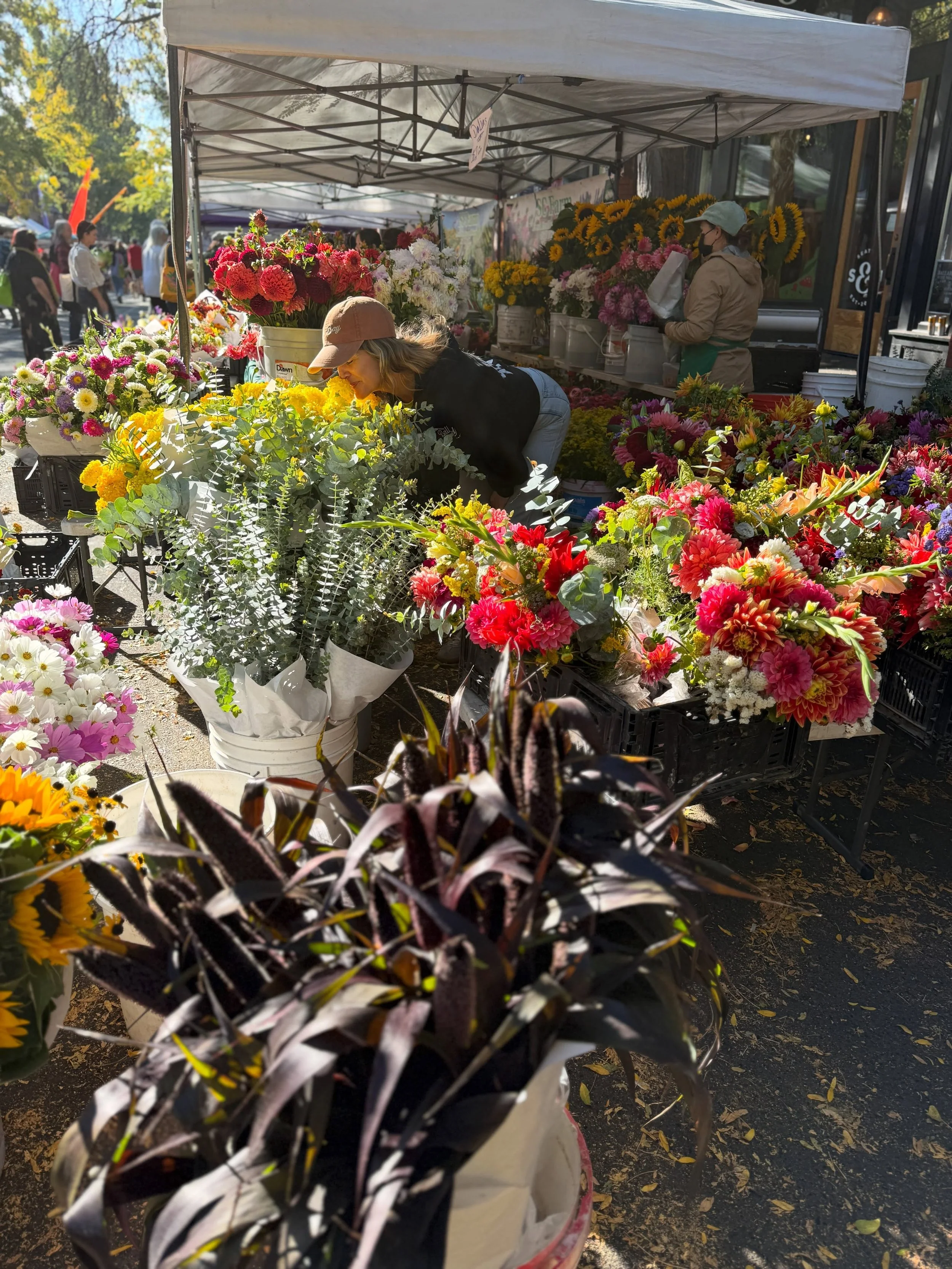 Spot @kellykube in every picture soaking up the Ballard Farmers Market Sunday vibe. 

There is an epic summer market haul waiting for you today (if Kelly doesn&rsquo;t get it all first) so come on down and join the fun!

#ballardfarmersmarket 
#suppo
