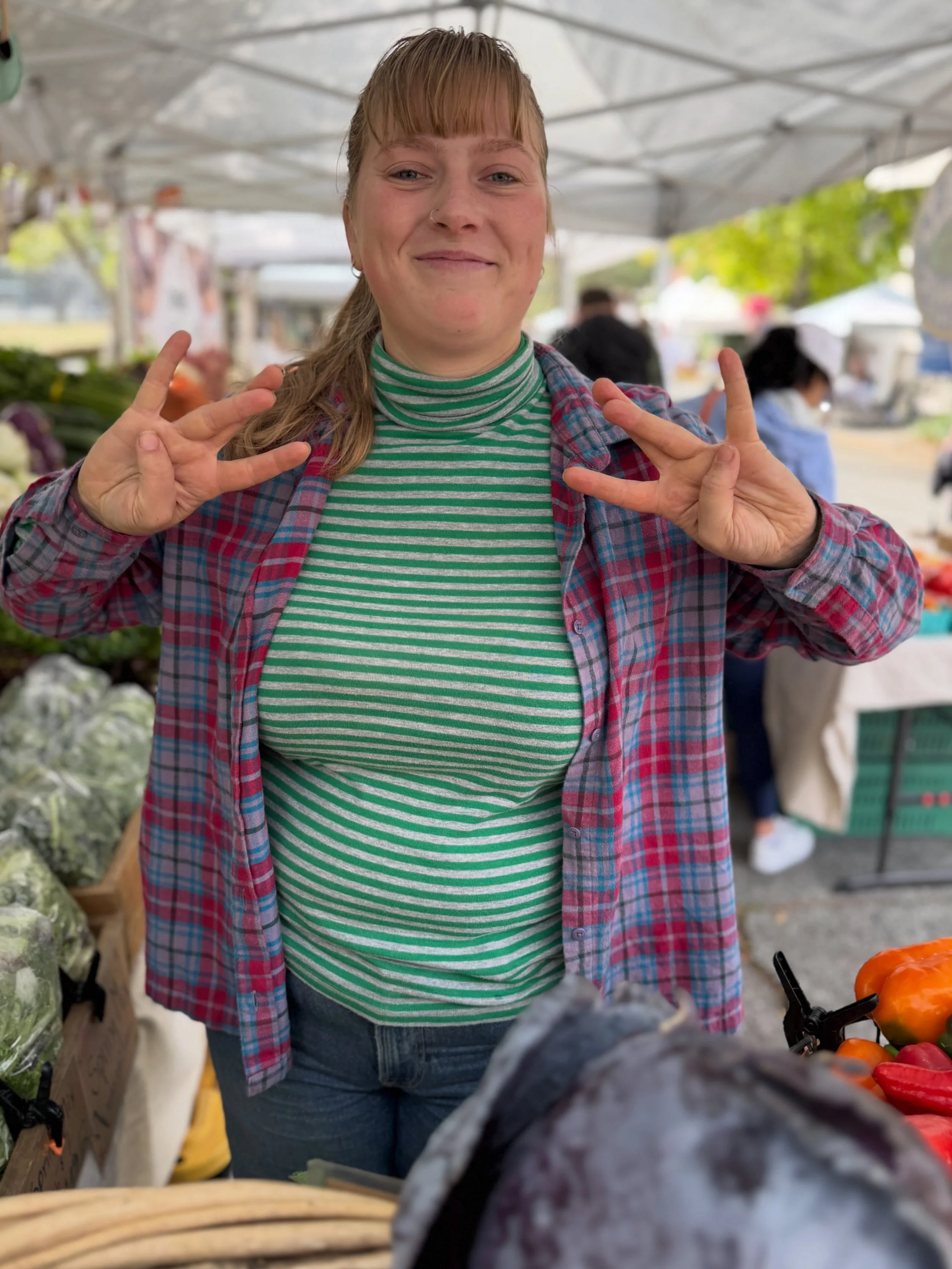 Dubs Up! Don&rsquo;t forget to get yourself that weekend market haul at the Madison Park Farmers Market before the big football game starts! Go Washington Huskies!

#madisonparkfarmersmarket 
#supportlocal 
#knowyourfarmer 
#washingtonhuskies 
#seatt