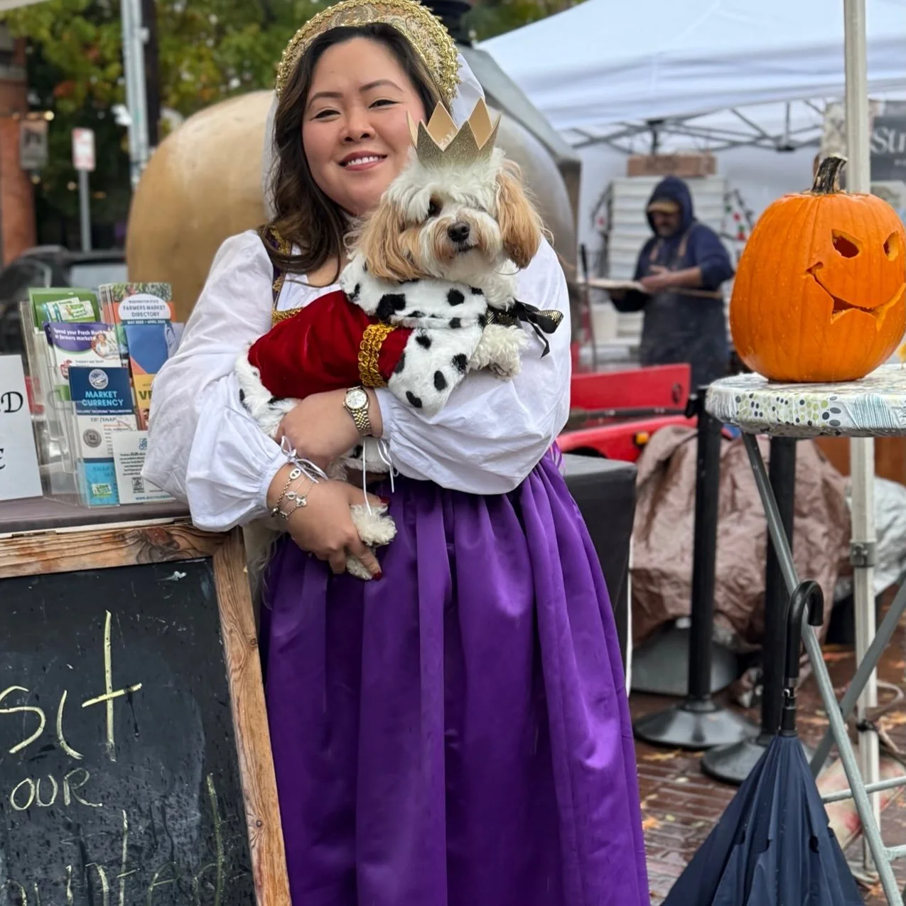 Halloween is coming a bit early to the Ballard Farmers Market and we all know its never to early to to ghoul out!

This Sunday, October 25th, come decked out in your best scary costume, the market staff will have some gift certificates to award the v