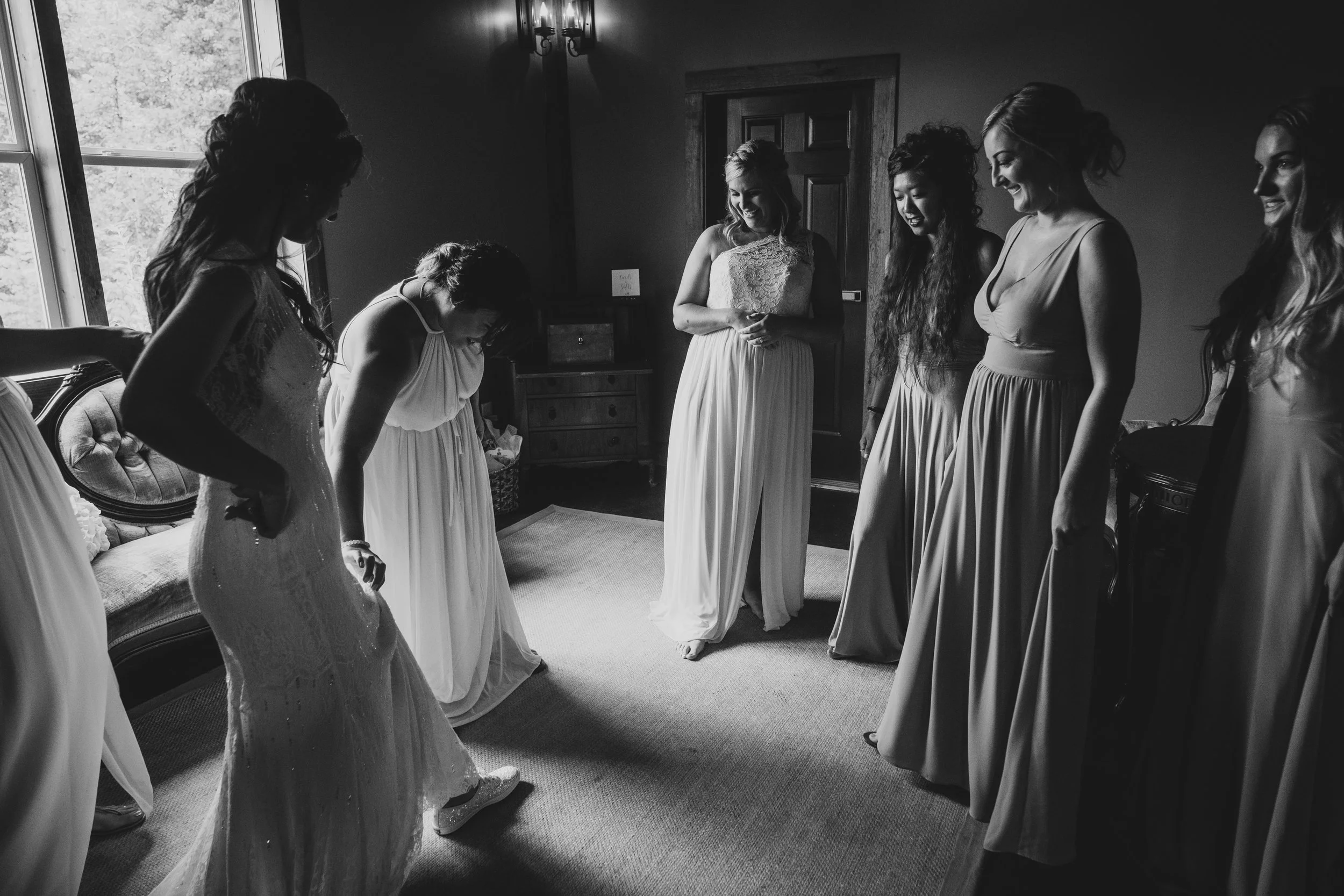 Jessica's first look with her bridesmaids was the sweetest. 