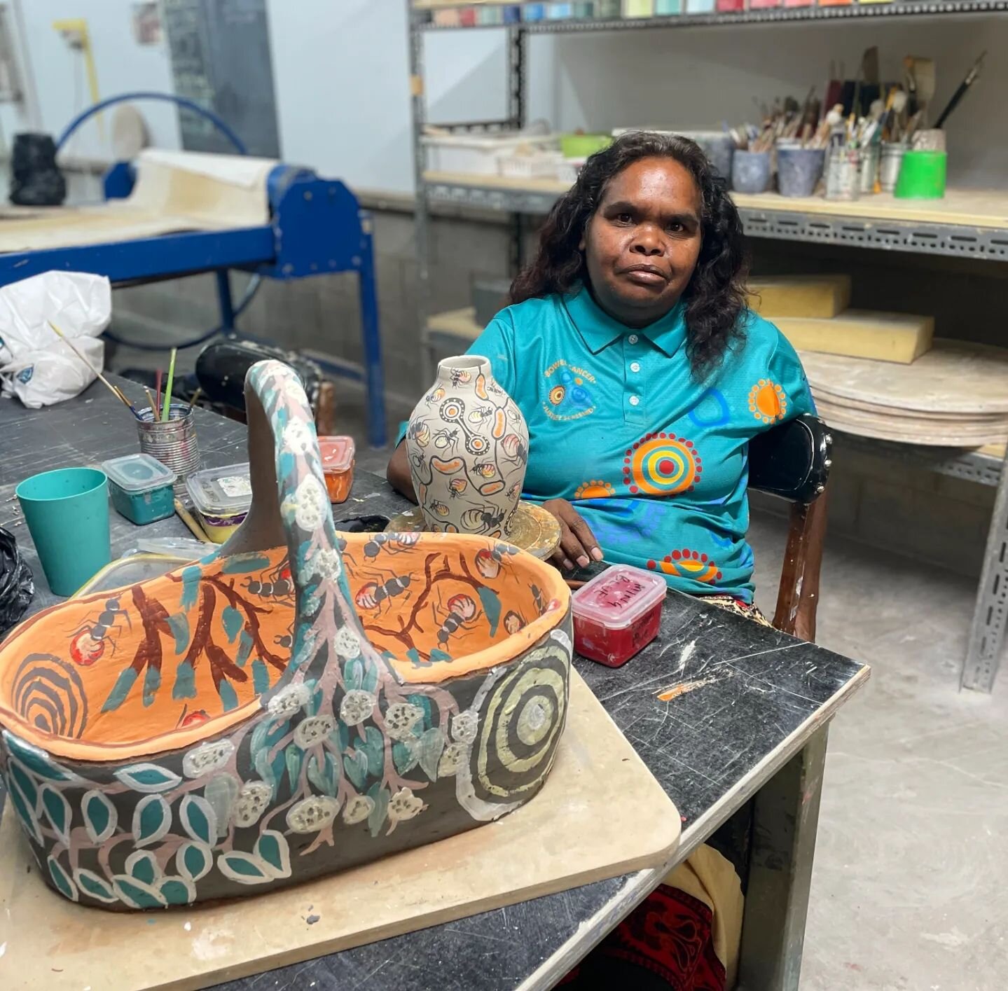 Ernabella artist Lynette Lewis giving a three part masterclass in hand building.

#ceramics #handbuilding #apylands #ernabellaarts #pukatja #indigenousartcentre #clay #handbuiltceramics