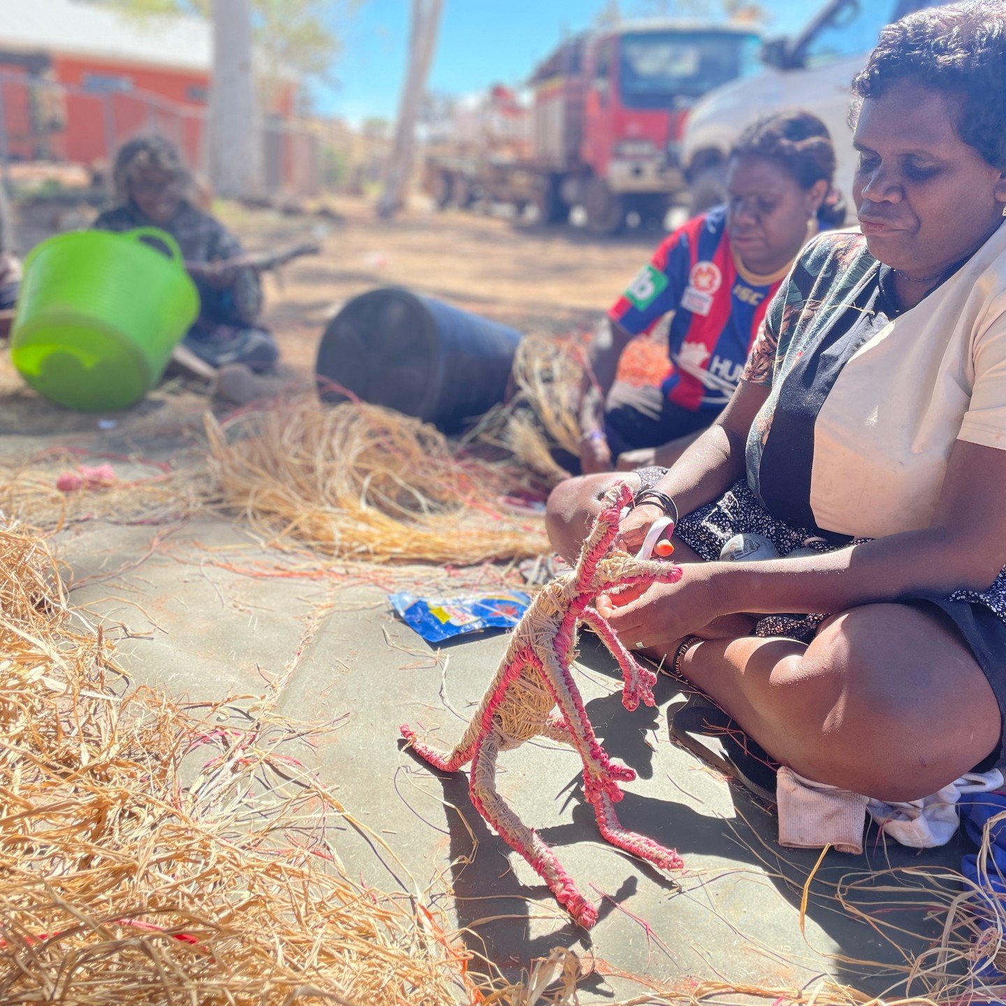 It was another fun few days with our great friends @tjanpidesertweavers when they came to town for a tjanpi workshop 

Ernabella artists Bernadine Lewis made this malu (kangaroo) and Angelina Bridley created the Pukatja plane!

#kuarts #desart #apyla