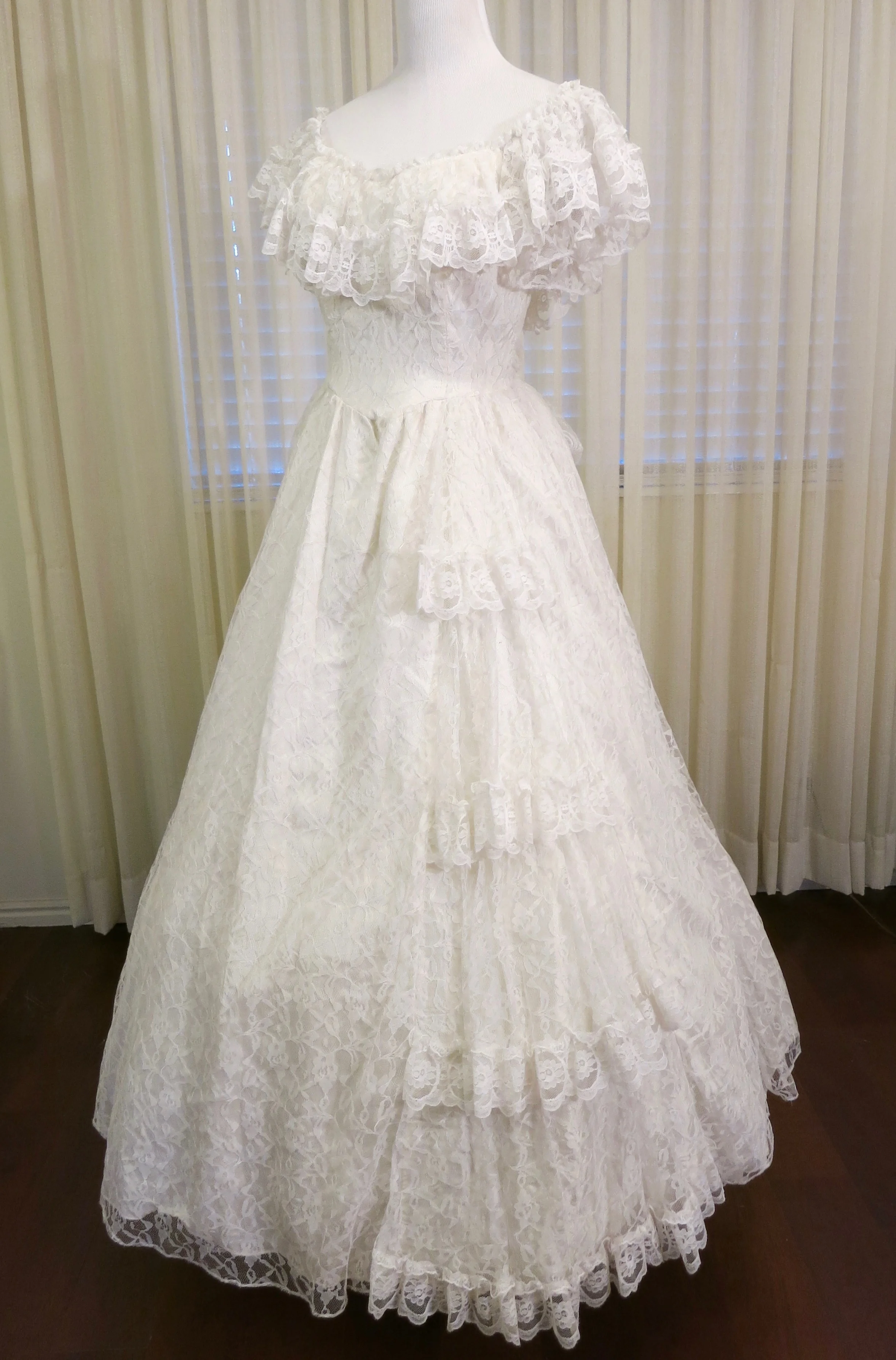 完売品 Tiered gown/White 26.6 White Tiered Lace Ruffles Gown (waist - 26