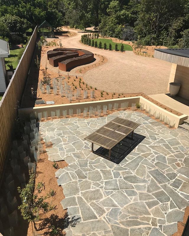 Somers project completed, almost 6 months and four amazing and dedicated landscapers! Ben, Logan, Johnny and Jase.
#landscapeconstruction #melbournelandscaping #onesuchdesigns