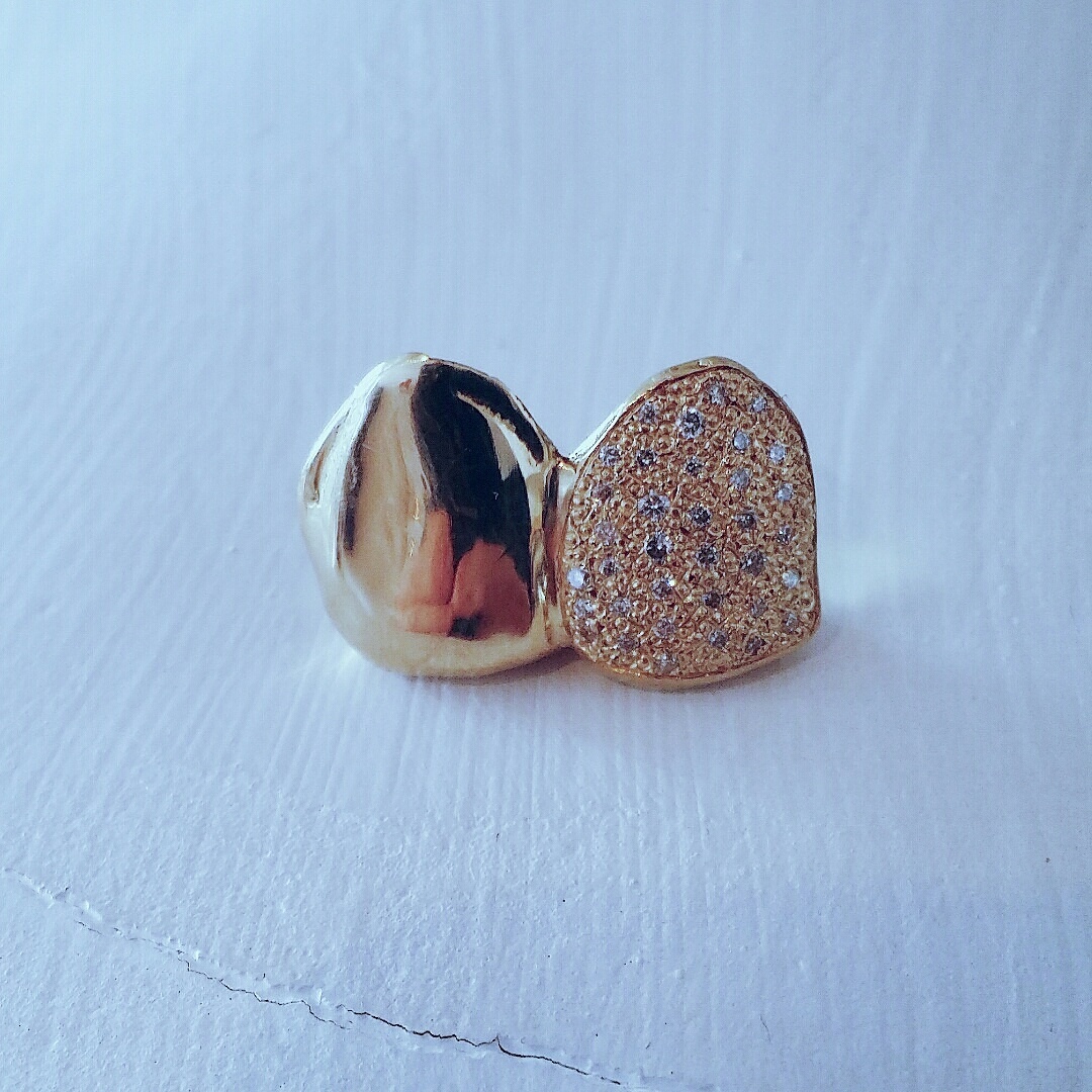 18 Karat " Dub Cap " 1/2 set with VS2 Quality white diamonds
